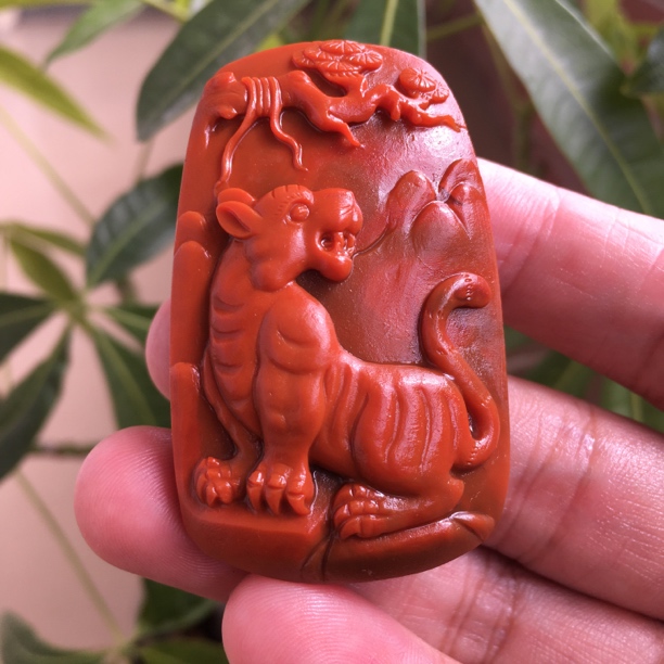 瓦西南红包浆雕刻件牌子虎虎生威玉质细腻