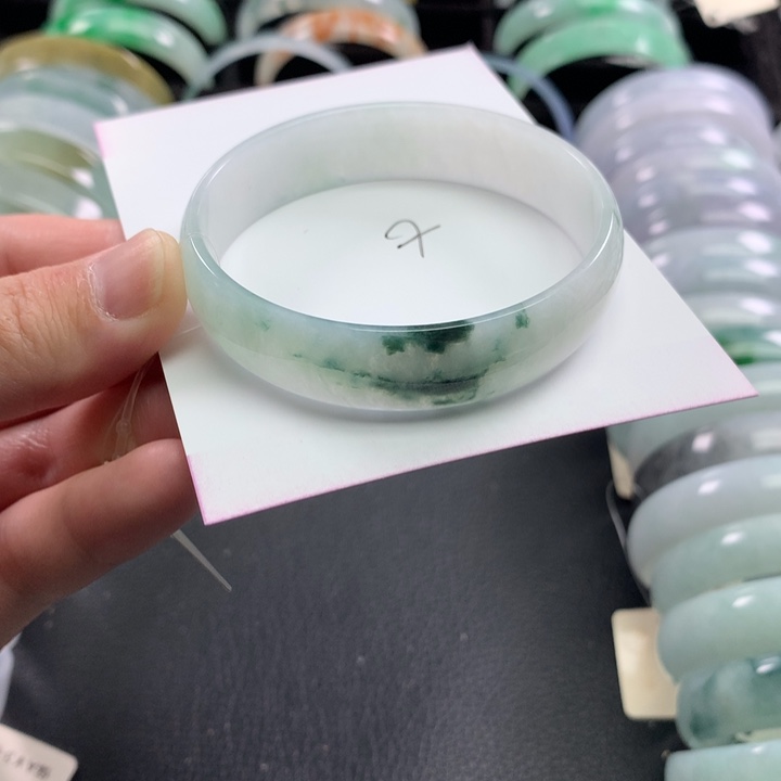 翡翠未镶嵌手镯公主