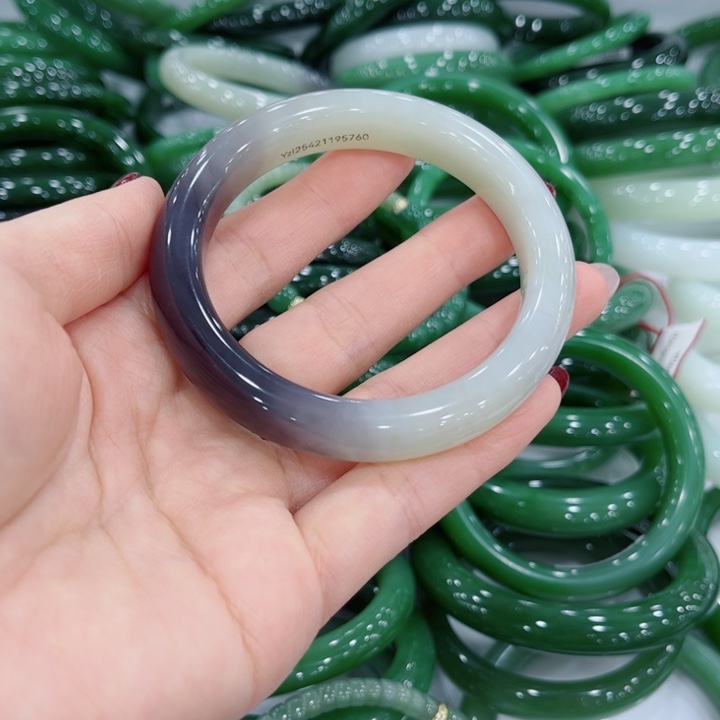 多***妈和田玉未镶嵌手镯57–0