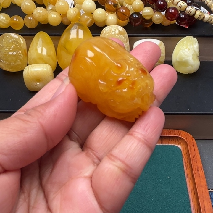 琥珀未镶嵌珠宝奇石M32号鸡油红貔貅