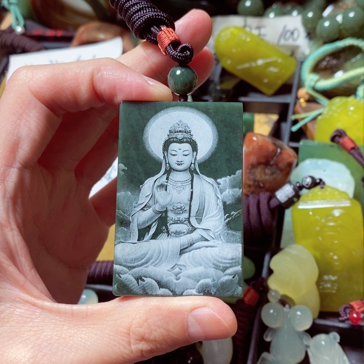 透闪石质玉颈饰未镶嵌