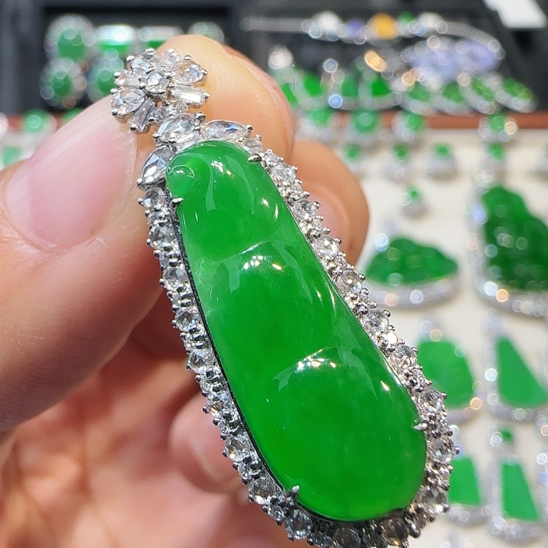 翡翠吊坠(不含链)18K金镶嵌