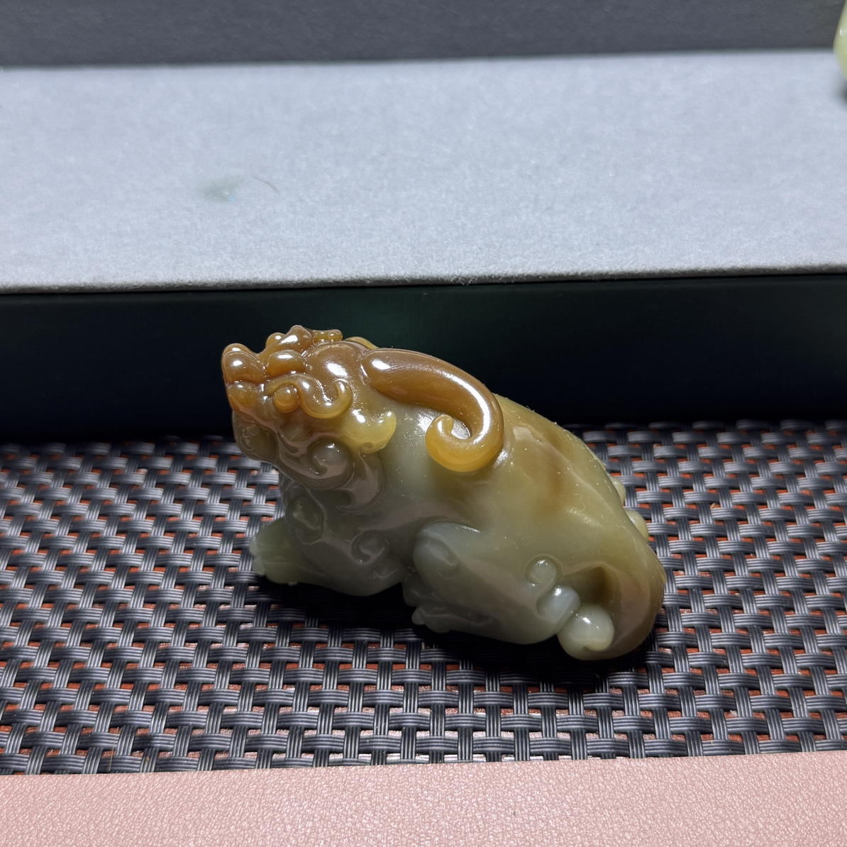 和田玉 鸿运当头貔貅手把件