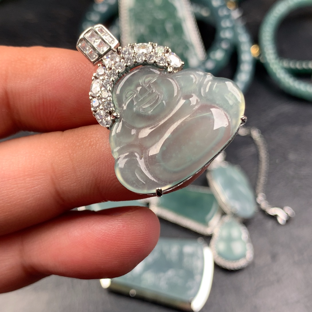 翡翠未镶嵌颈饰大佛公