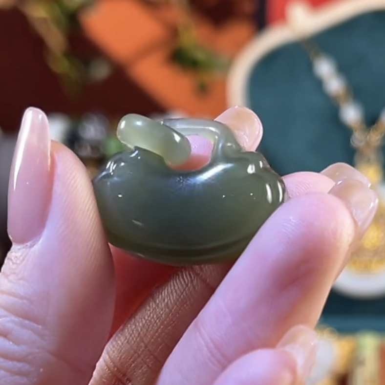 和田玉湖水绿平安锁