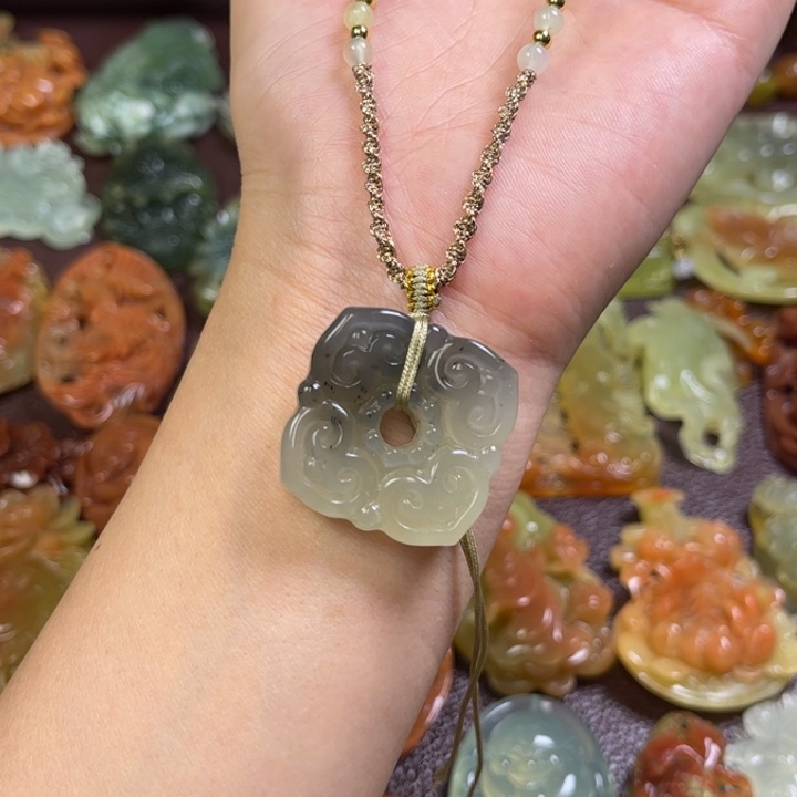 蛇纹石玉颈饰未镶嵌