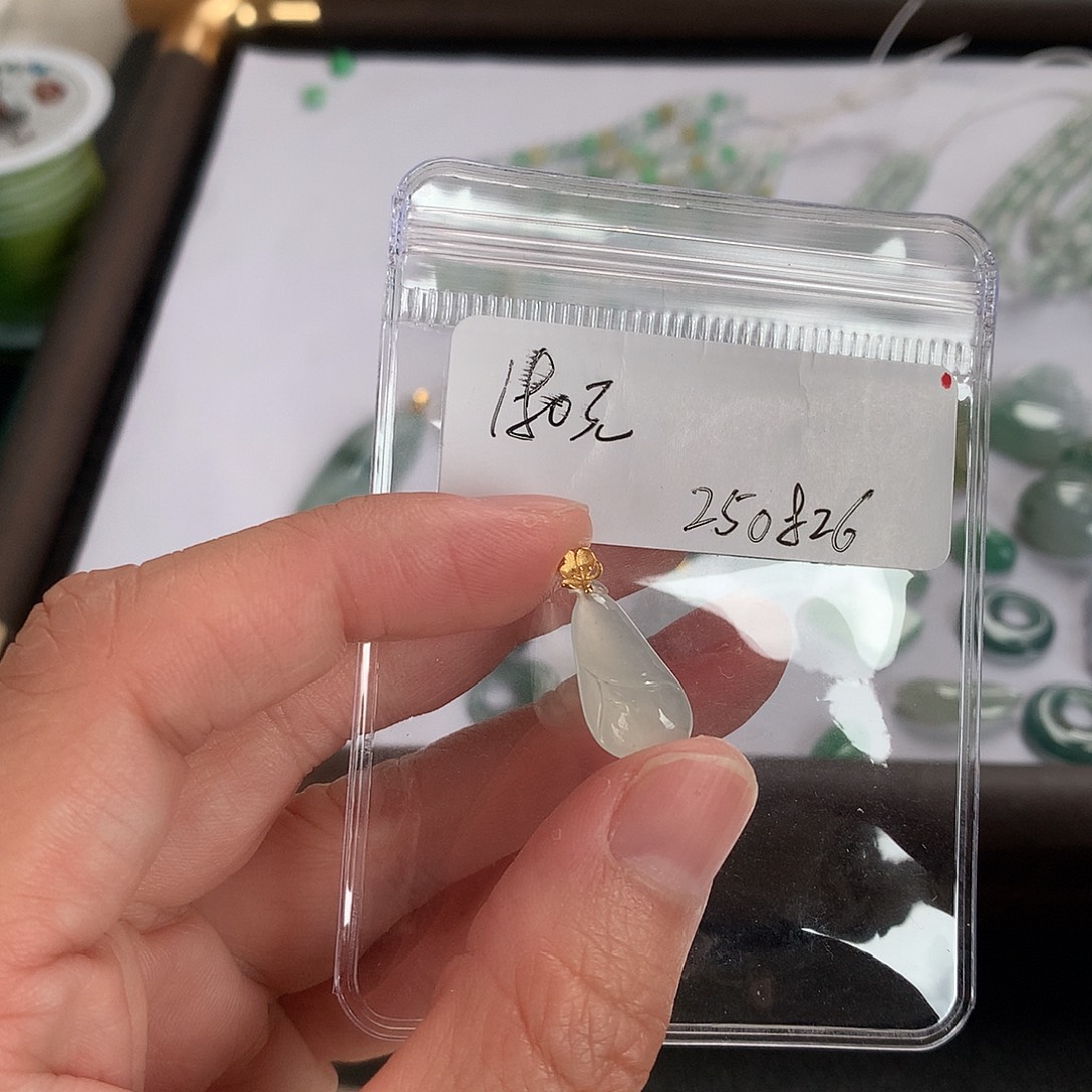 翡翠18K金镶嵌颈饰兰花