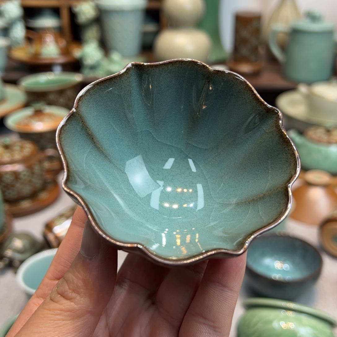摆件陶龙泉青瓷铁胎花口杯