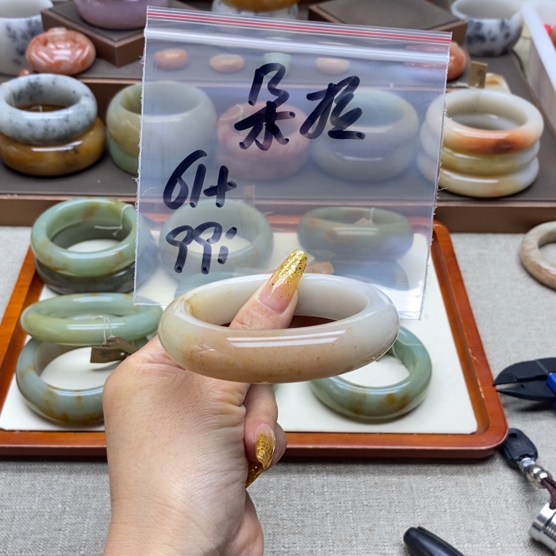朵***拉石英质玉未镶嵌手镯