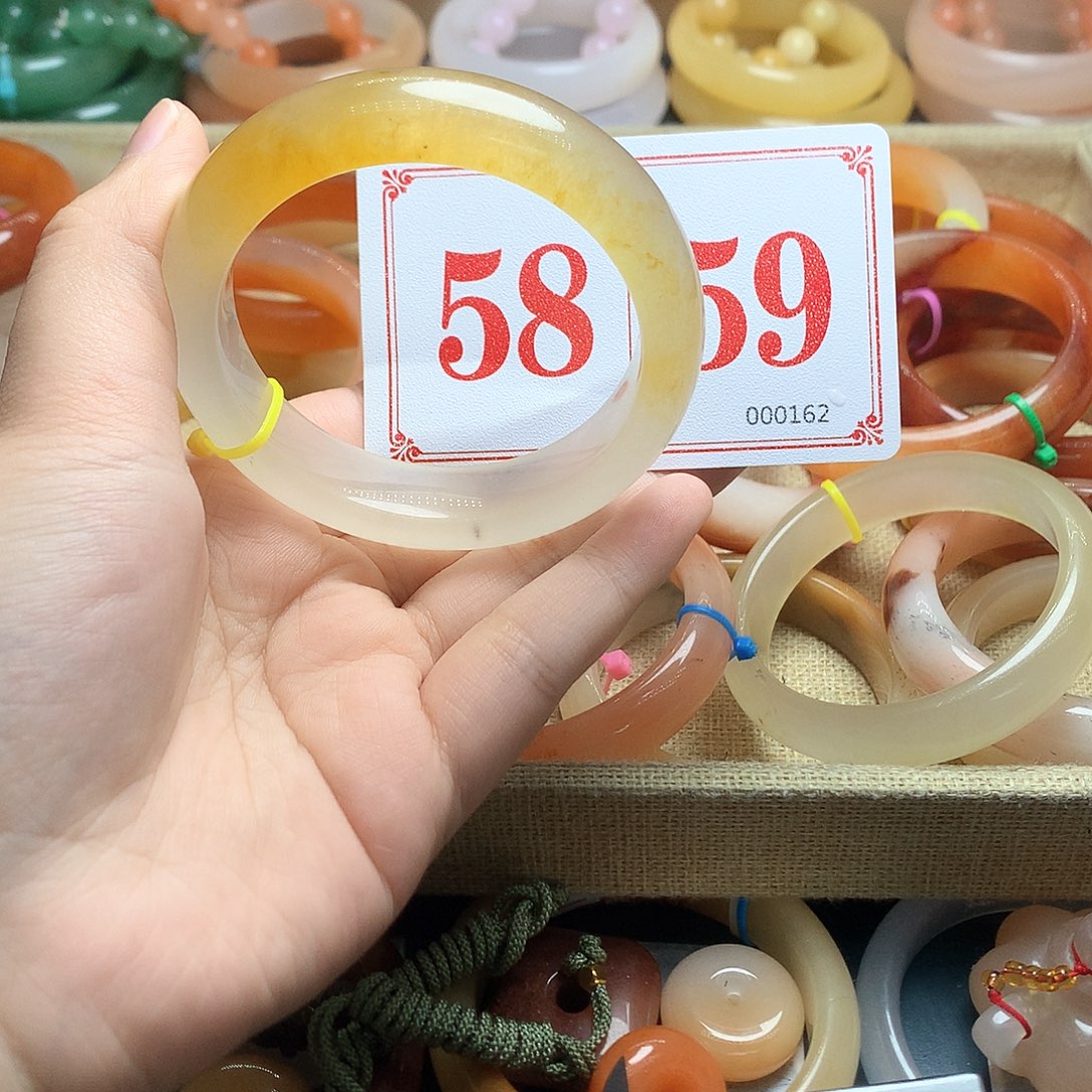 未镶嵌石英质玉（黄龙玉）手镯