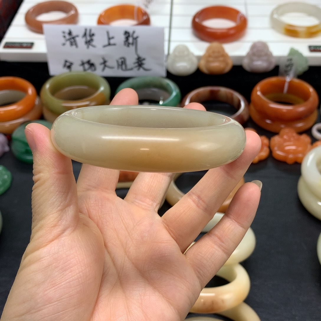 石英质玉手镯未镶嵌