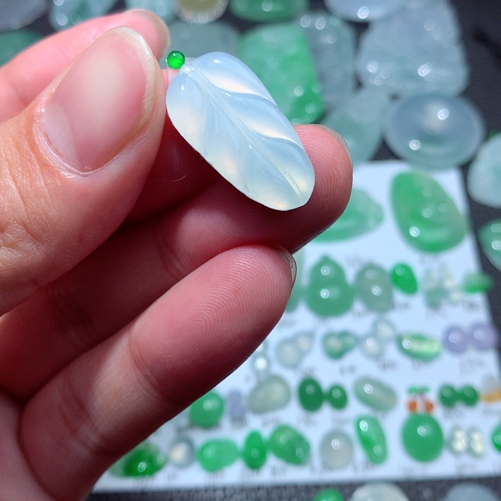 翡翠颈饰未镶嵌叶子