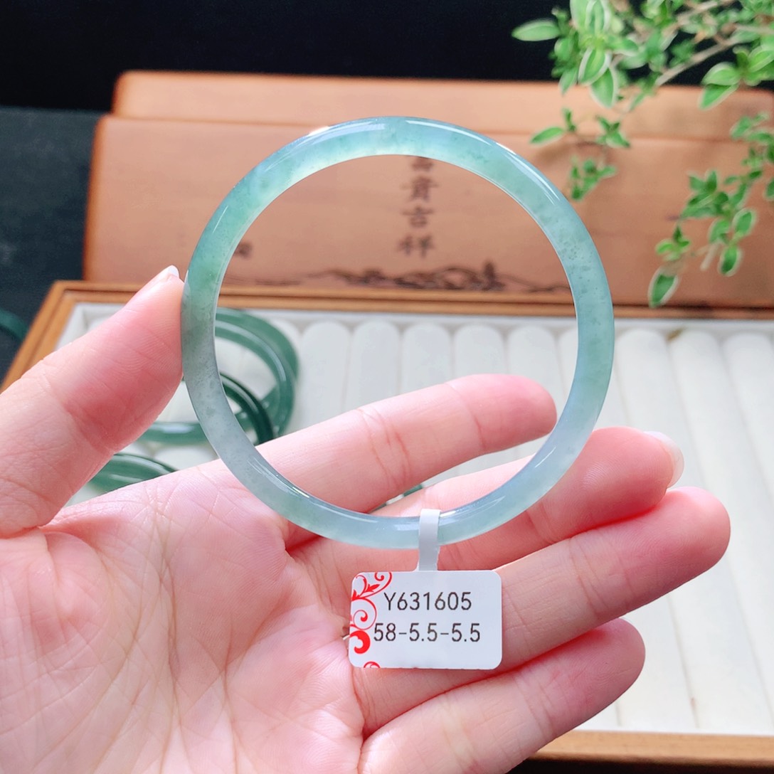 未镶嵌手镯（圆镯）翡翠