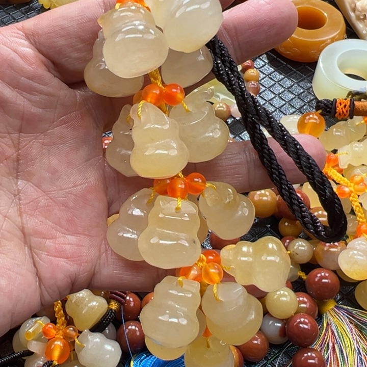 石英质玉（黄龙玉）颈饰未镶嵌