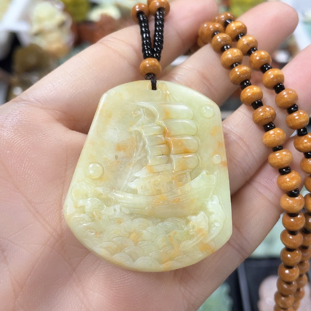 蛇纹石玉颈饰未镶嵌