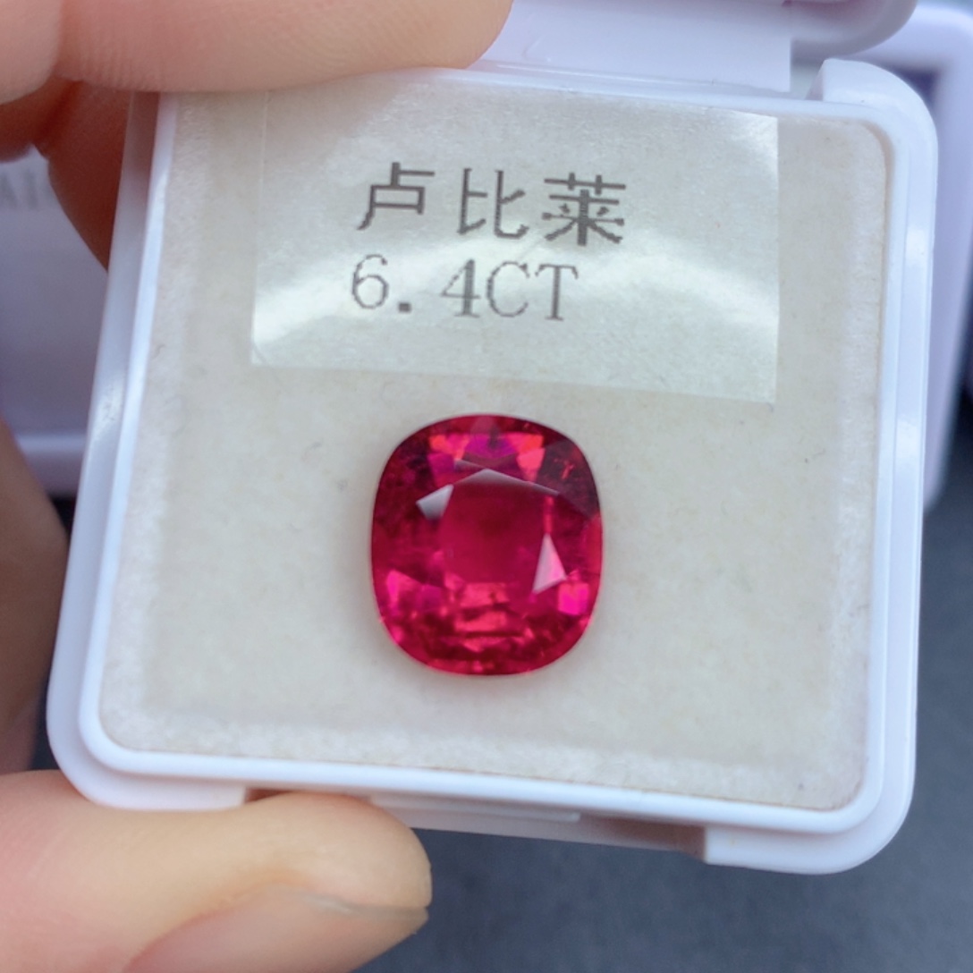 红色碧玺6.4克拉裸石未镶嵌
