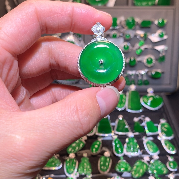 翡翠吊坠(不含链)18K金镶嵌天然翡翠
