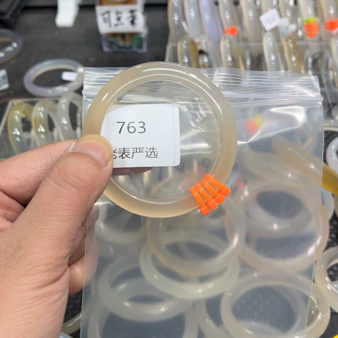 玛瑙/玉髓手镯未镶嵌一****?56有包容