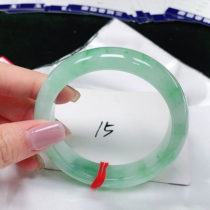 翡翠手镯未镶嵌翡翠手镯未镶嵌