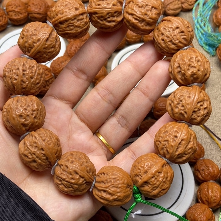 文玩核桃吊坠蚂蚁纹元宝