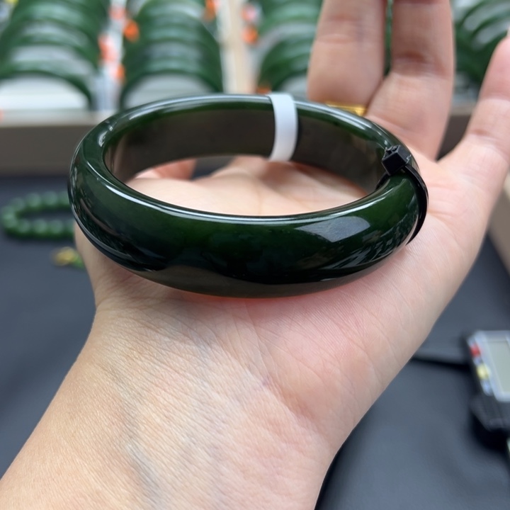 问***心和田玉（碧玉）未镶嵌手镯