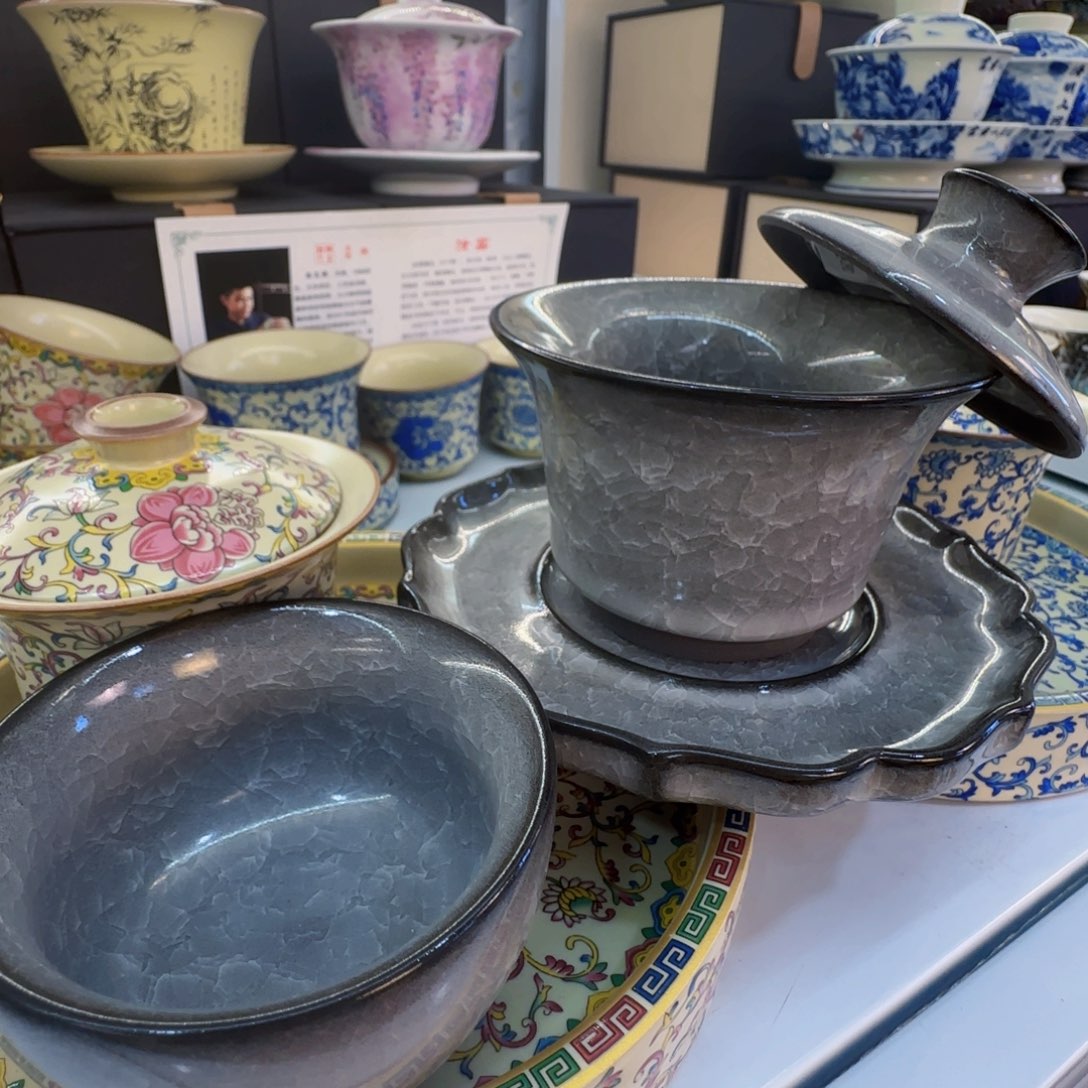 这些盖碗很漂亮我很喜欢！！