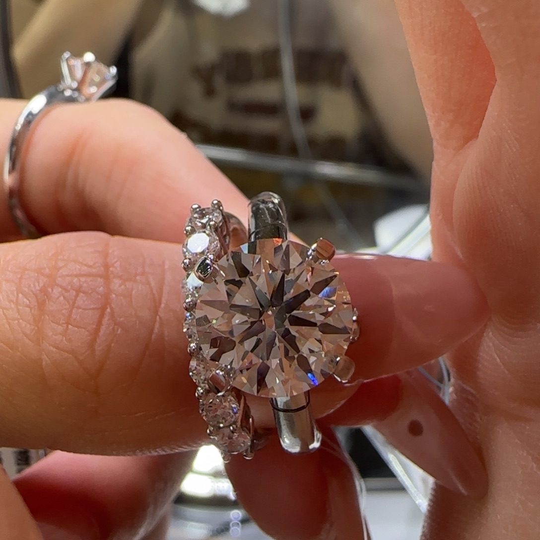 实验室培育钻石18K金镶嵌卡家四爪配排戒