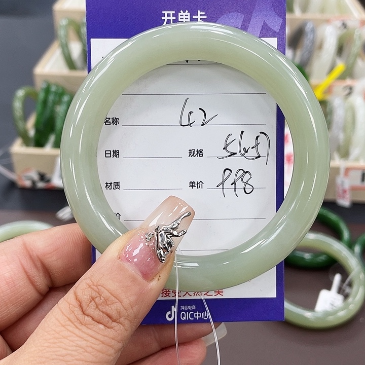 和田玉手镯未镶嵌暴**女