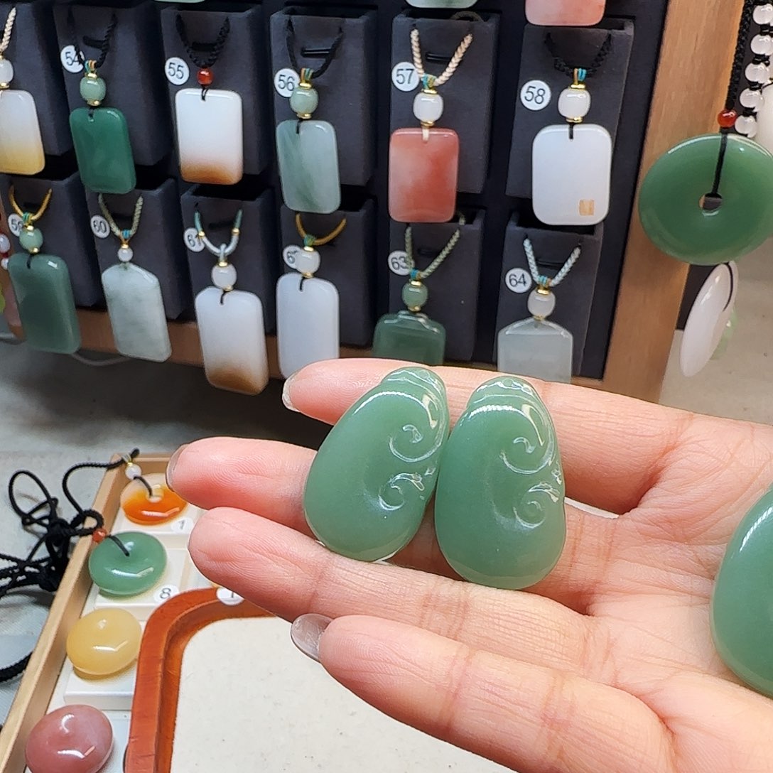 石英质玉未镶嵌颈饰