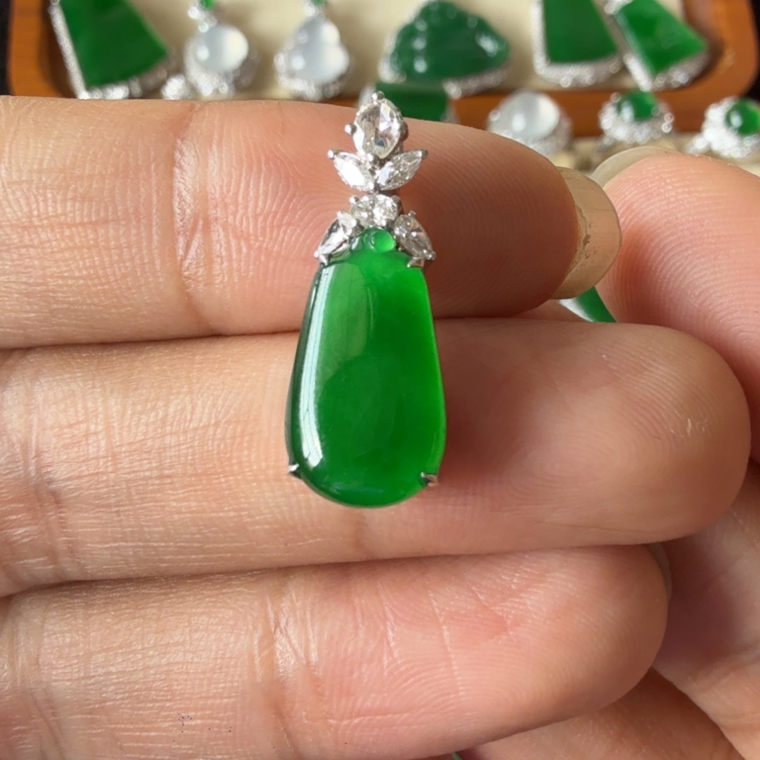 翡翠18K金镶嵌颈饰吊坠