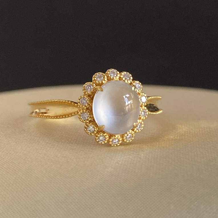 18K金镶嵌玻璃种翡翠蛋面手捧花戒指优雅大气