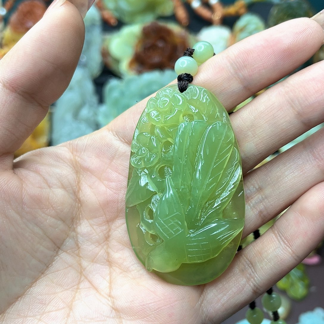 蛇纹石玉颈饰未镶嵌