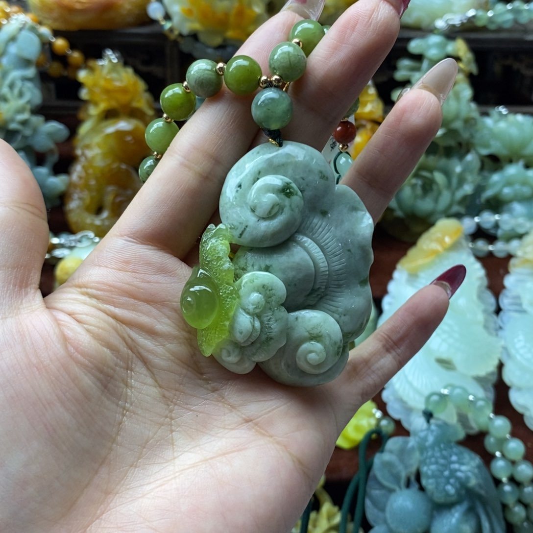 蛇纹石玉颈饰未镶嵌