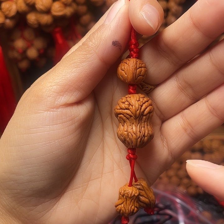 木质类龙纹桃枭挂件