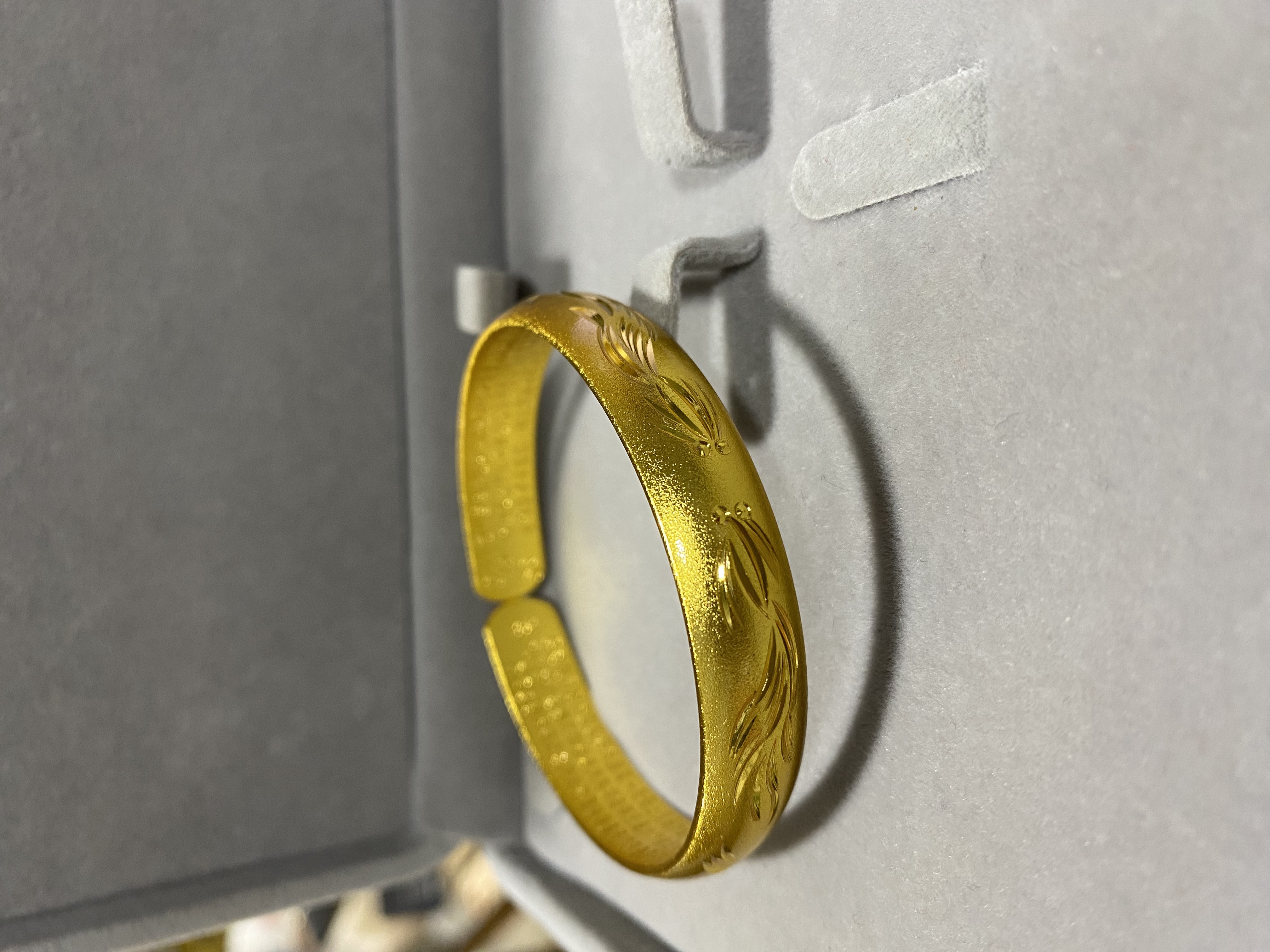 A752 金色精工 鲤鱼刻纹手镯