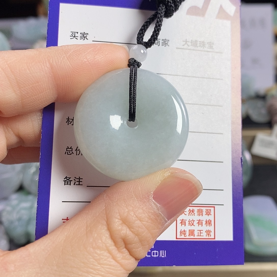 翡翠颈饰未镶嵌平安扣