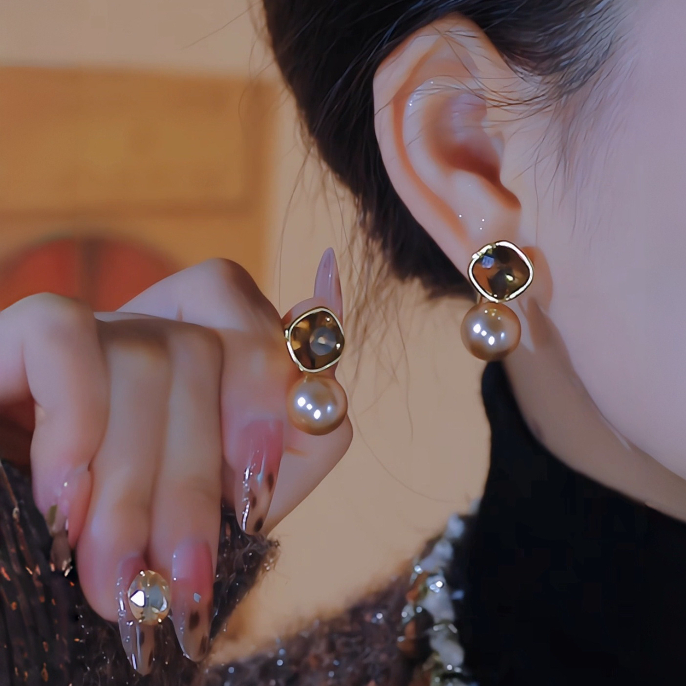 铜合金耳饰 秋冬新款爆款耳钉小香风气质轻奢法式温柔耳环简约