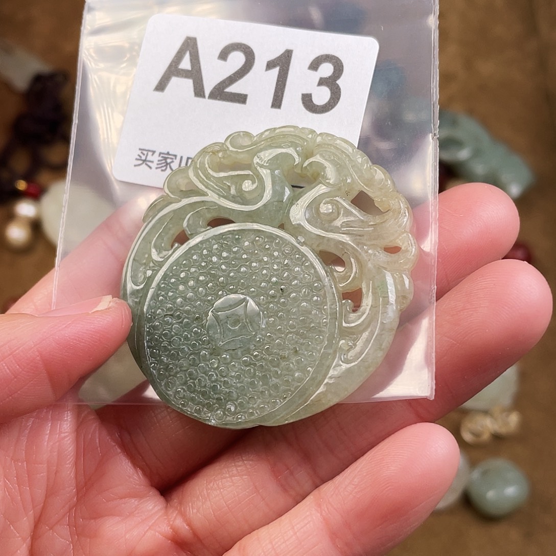 翡翠未镶嵌颈饰刚好健康