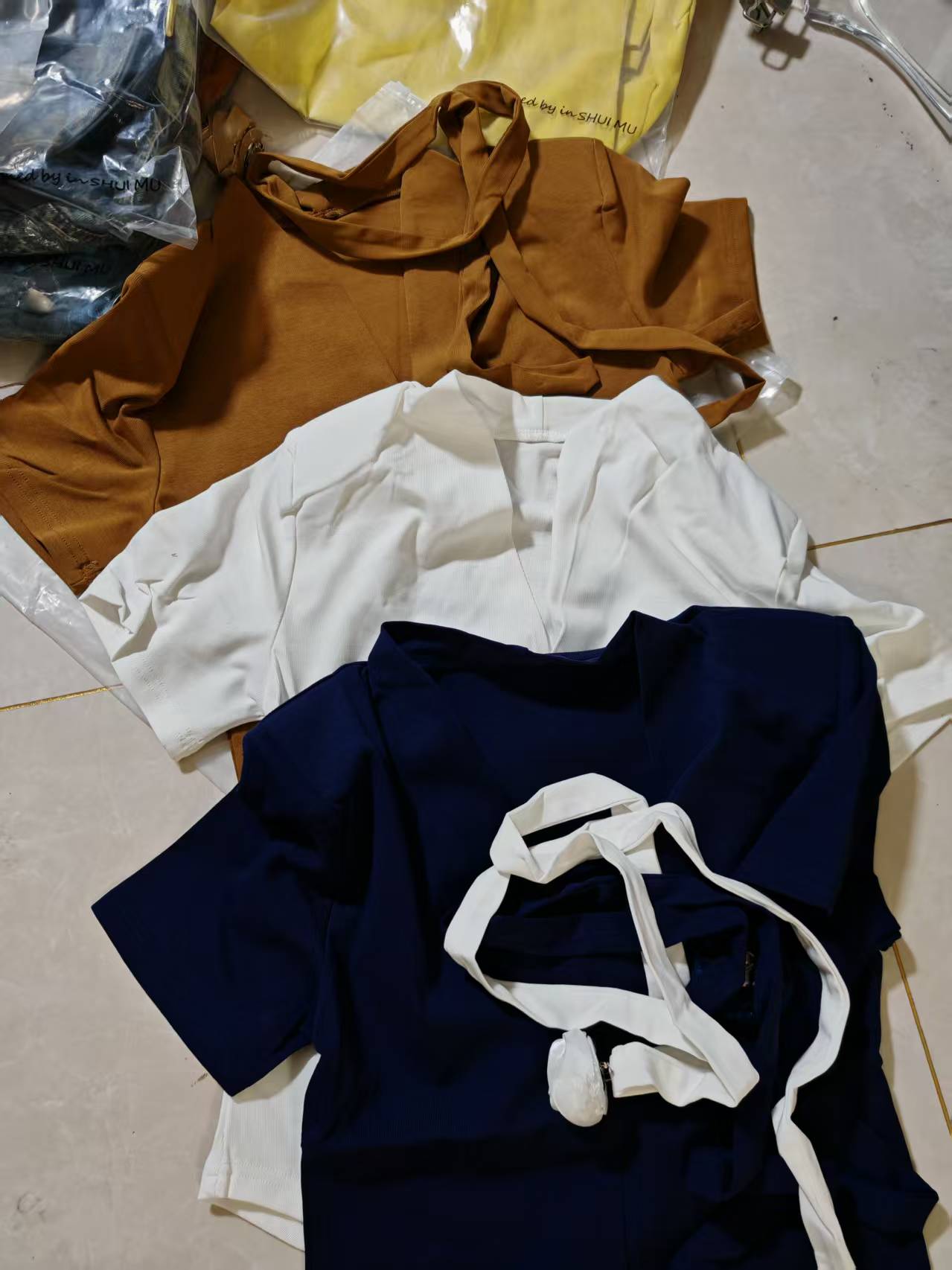 2025夏短袖T恤v领带系带花透气短款上衣88079