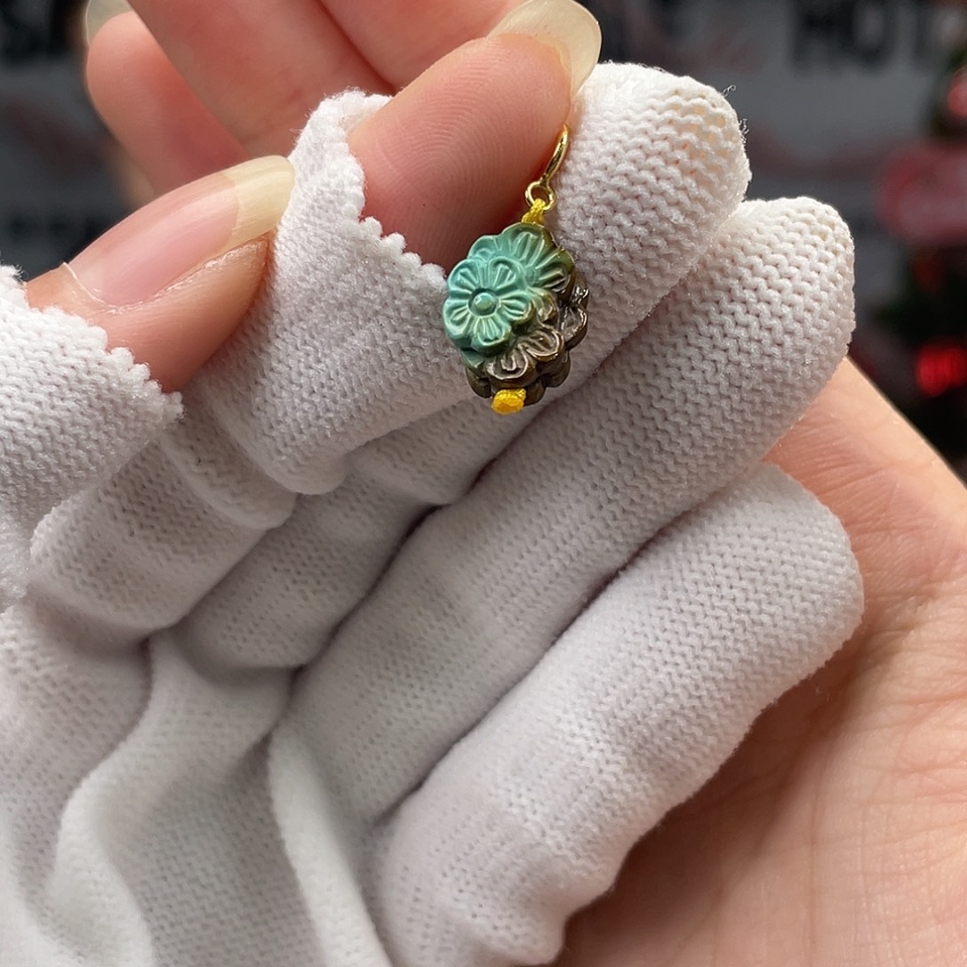 绿松石未镶嵌挂件