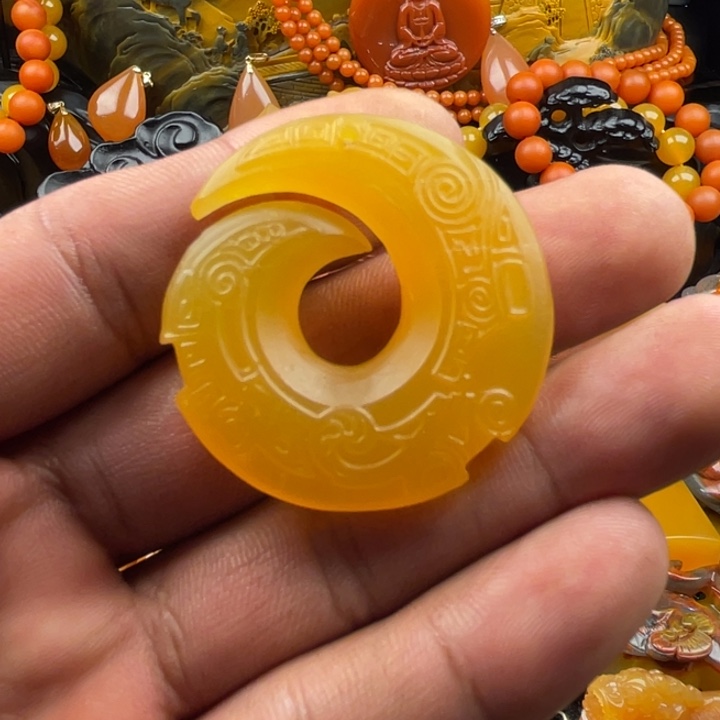 石英质玉（黄龙玉）挂件合金中**乱