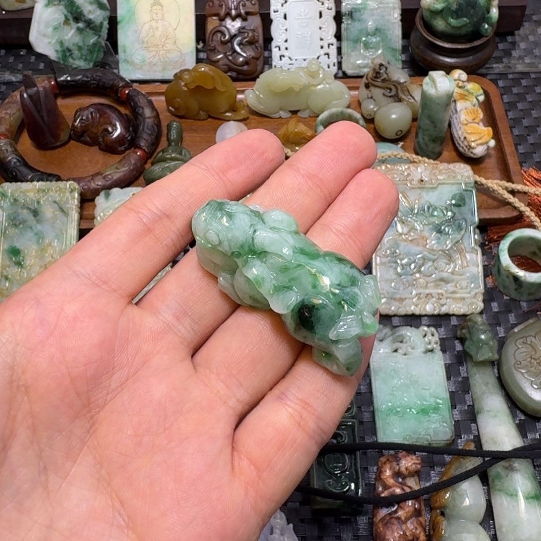 翡翠未镶嵌颈饰盐**己翡翠颈饰未镶嵌