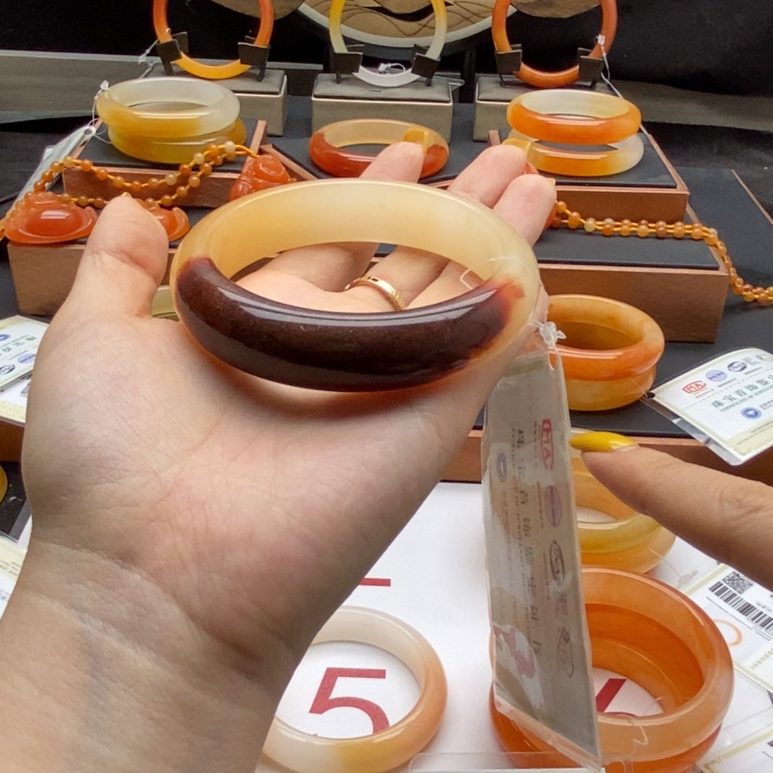 侠***笑石英质玉（黄龙玉）未镶嵌手镯