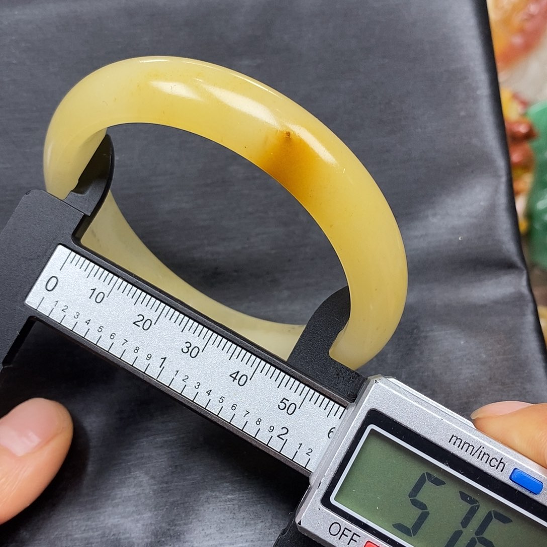 石英质玉（黄龙玉）颈饰未镶嵌