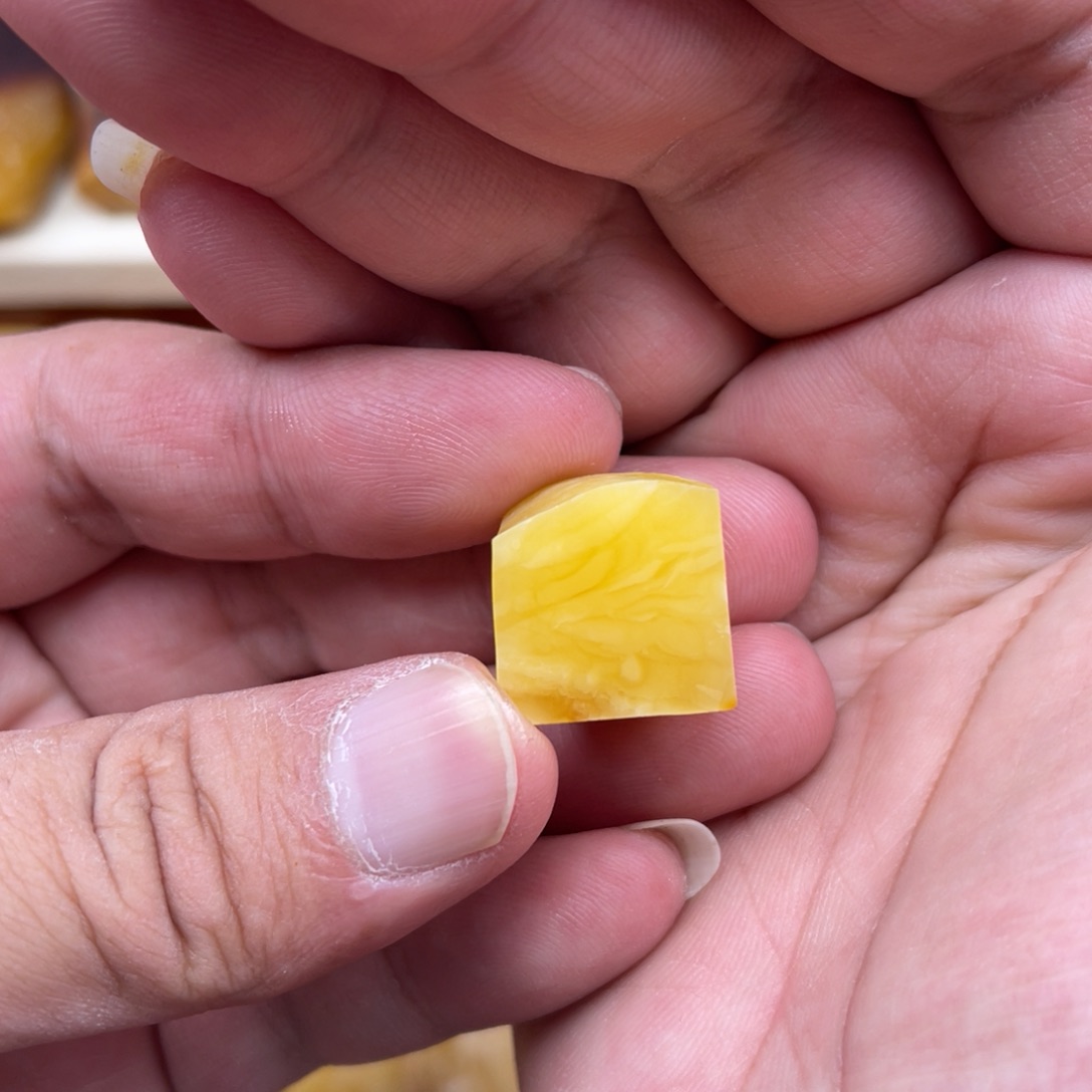 鲁***泉定制蜜蜡未镶嵌原石