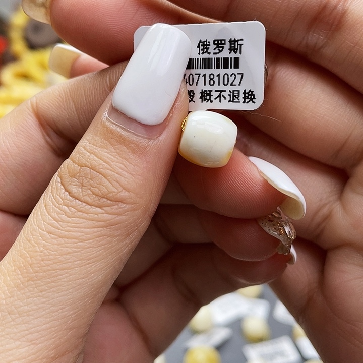 琥珀裸石未镶嵌桶珠尺寸10*9.3mm带粉点