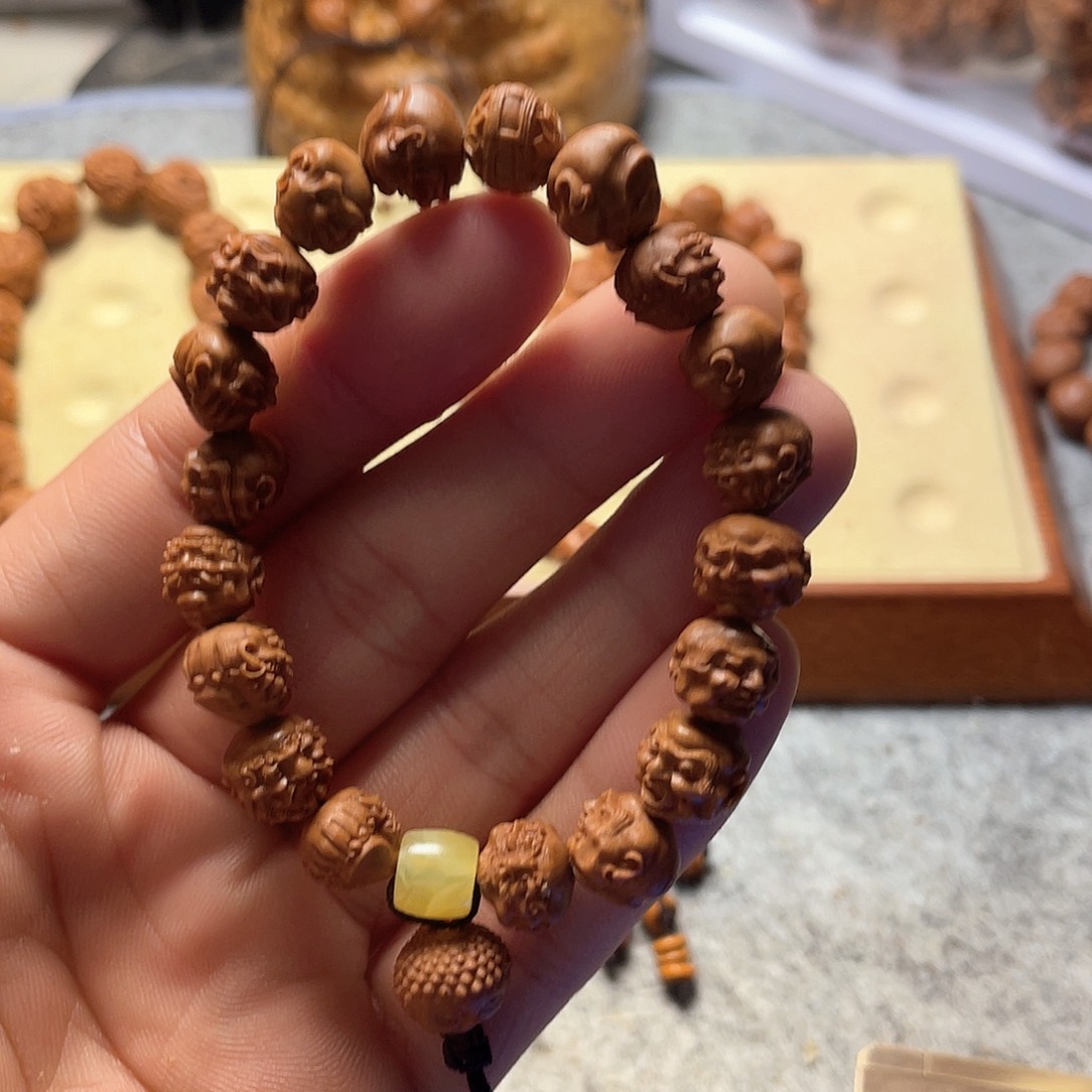 龙纹桃核雕刻虚派罗汉