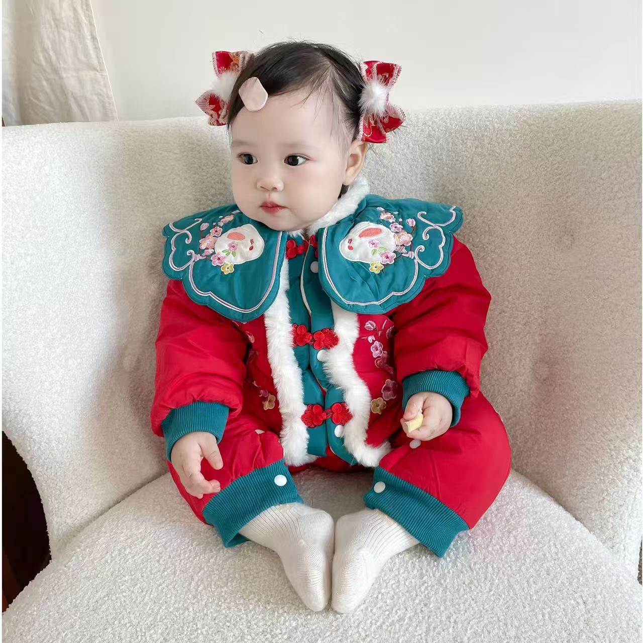 刺绣梅花云肩拜年服