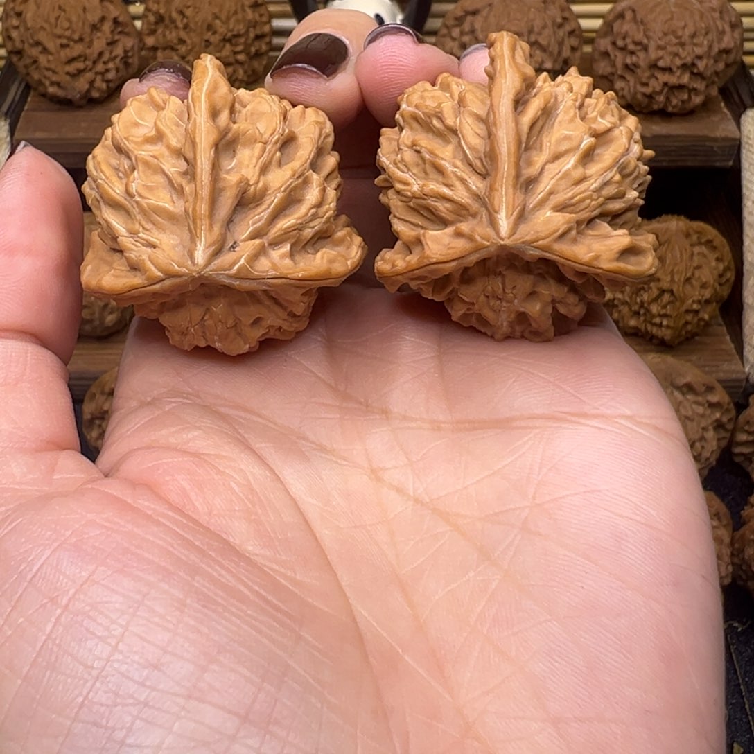 桃核吊坠盘山三棱36手把件