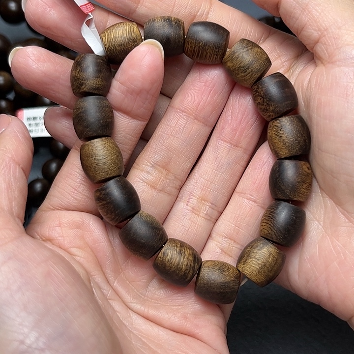 沉香手串黄白棋留疤